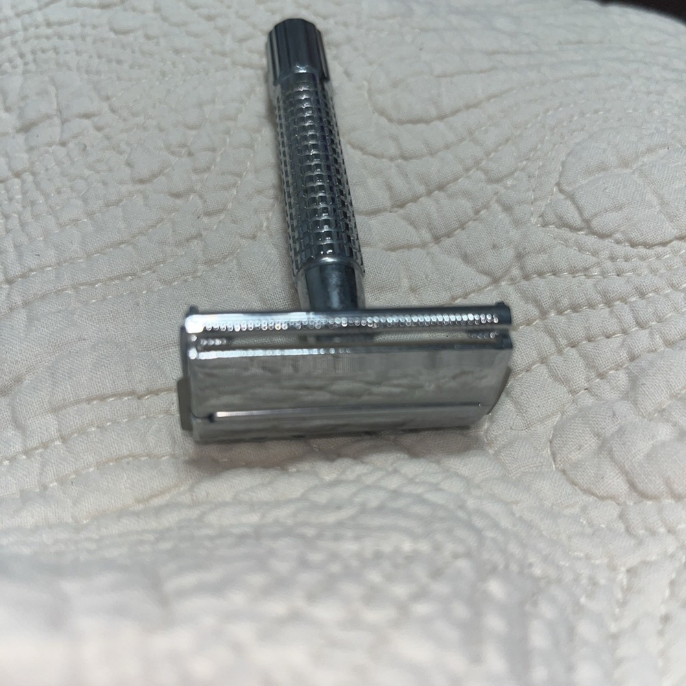 Vintage Non- Gillette One Piece Safety Razor With Dorco Blade‎